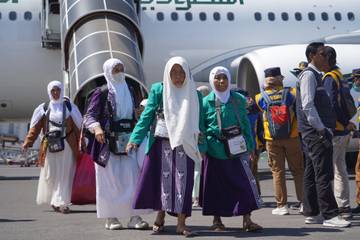 Debarkasi Surabaya Sambut Kedatangan Kloter Haji Pertama