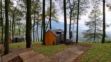 Bobocabin Coban Rondo, Nginap Unik Pemandangan Gunung Kawi