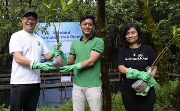 Langkah Bluebird Menjaga Bumi, Menanam Harapan Lewat Mangrove