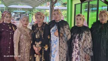 ​Jemaah Haji NTT Dandan Ala Ratu dan Raja