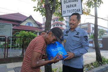 Sembako Pengayoman Disambut Haru Warga Surabaya