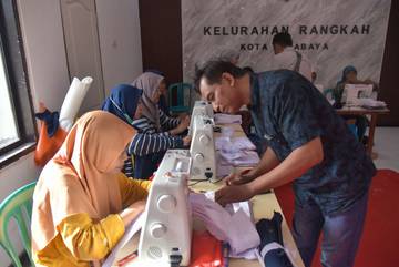 Kampung Pancasila Rangkah Kembangkan Bank Sampah dan Jahit