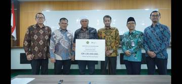 Kanwil Kemenag Jatim Serahkan Santunan Extra Cover