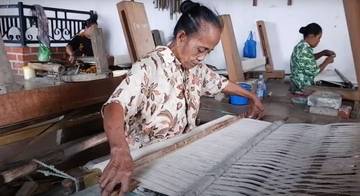 Batik Gedog: Warisan Leluhur, Tangguh Hadapi Zaman Modern