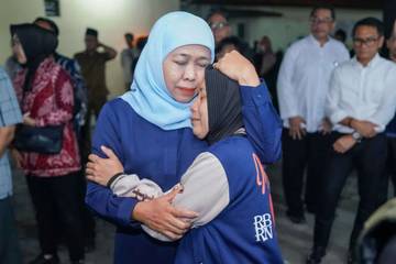 Ketika Khofifah Peluk Keluarga Korban Al Khoziny dengan Haru