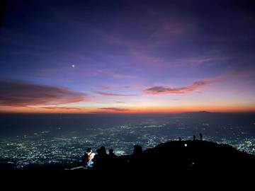 Sunrise Penanggungan dari Gelap ke Terang