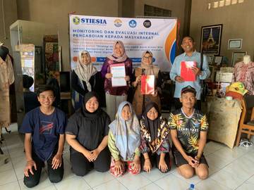 Kemdiktisaintek Melalui STIESIA Dukung Inovasi UMKM Batik Lokal