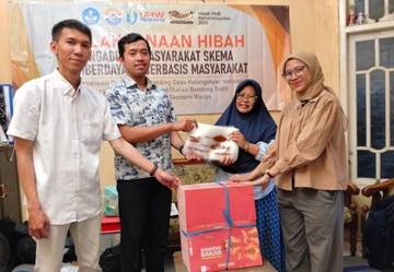 UHW Perbanas Bantu UMKM Bandeng Radit Go Digital