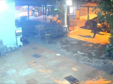 ​Terekam CCTV, Maling Mobil Curi 2.400 Telur Bebek