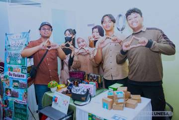 Mahasiswa Unesa Olah Limbah Plastik Menjadi Tas Estetik