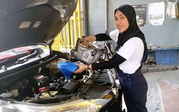 Tips Memilih Pelumas Tepat untuk Mobil Hybrid Modern
