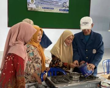 Mahasiswa Unair Ajari Warga Olah Limbah Kayu jadi Briket