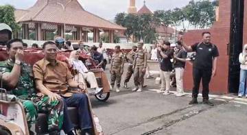 Prabowo Salurkan Becak Listrik di Sidoarjo