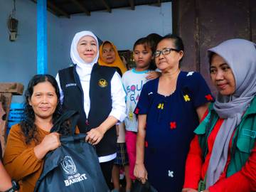Khofifah Salurkan Bantuan Pastikan Warga Terdampak Banjir Terlayani
