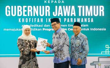 Komitmen Tingkatkan Kualitas Pendidikan, Khofifah Terima Penghargaan BMPS