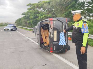 Innova Reborn Terguling di Tol Jomo Pengemudi Luka-luka