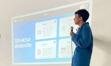 Mahasiswa UNAIR Ajarkan Website untuk UMKM Desa Banjarrejo 
