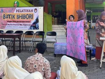 Shibori Mengikat Warna Menyimpul Kebersamaan