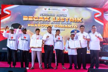 Bupati Gresik Serahkan 200 Becak Listrik untuk Lansia