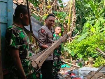 Polisi-TNI di Mojokerto Bantu Korban Angin Kencang
