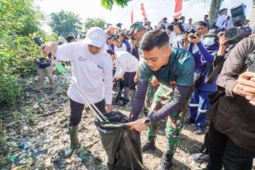 Khofifah Pimpin Aksi Bersih Sampah Wujudkan Wisata Asri