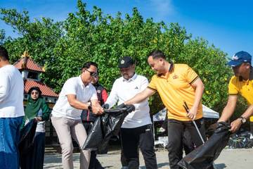 Bupati dan Forkopimda Gresik Gelar Bersih Pantai Dalegan