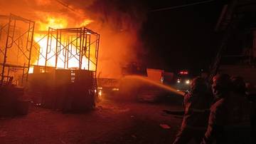 Gudang Pecah Belah di Dupak Surabaya Terbakar