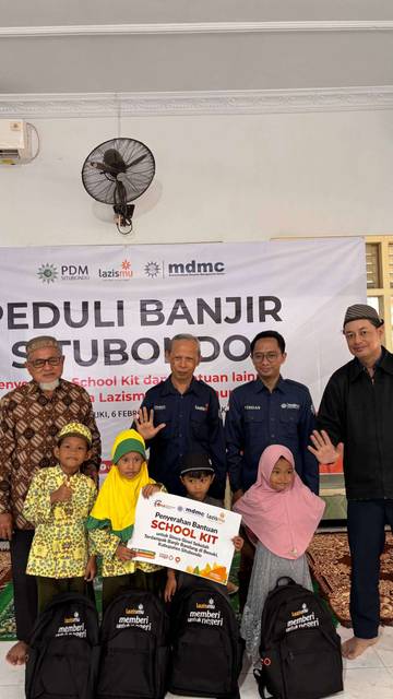 LAZISMU Salurkan Peralatan Sekolah untuk Korban Banjir Situbondo