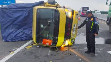 ​Hiace Tabrak Truk di Tol Sumo Seorang Terluka