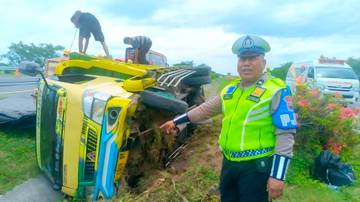 Truk Bermuatan Buah Naga Tergelincir di Tol Jomo
