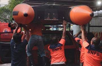 Polisi Evakuasi Mayat di Muara Sungai Sidoarjo