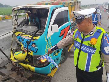 ​Kurang Konsentrasi, Pickup Ringsek Tabrak Panther di Tol-Sumo
