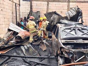 Rumah di Asemrowo Terbakar, Mobil dan Motor Hangus