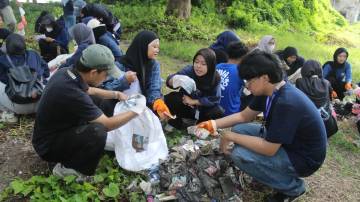 Peduli Lingkungan, KSE UNAIR Gelar Gerakan Pungut Sampah