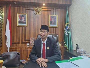 Jejak Panjang Awi, Dari Jurnalis Hingga Ketua DPRD