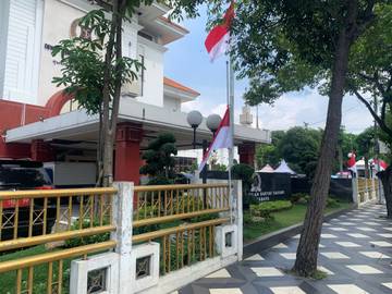 Kantor DPRD Kota Surabaya Kibarkan Bendera Setengah Tiang