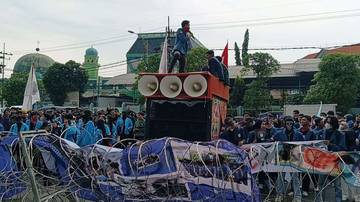 Ratusan Mahasiswa Demo Depan DPRD Jatim, Ini Tuntutannya
