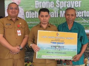 ​Petani Kabupaten Mojokerto Terima Bantuan Alsintan Drone Sprayer