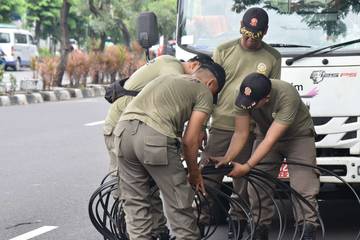 Satpol PP Surabaya Tertibkan 18 Tiang FO