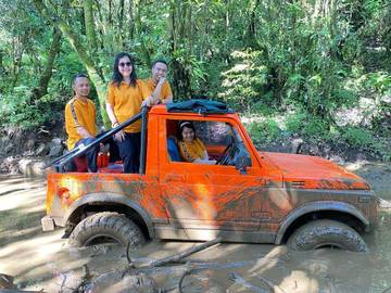 Keseruan Wisata Jeep Terjebak Lumpur di Alam