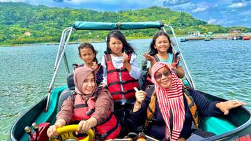 Nikmati Pemandangan Waduk Gajah Mungkur dengan Naik Speedboat