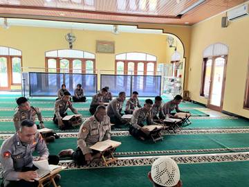 Tingkatkan Imtak di Bulan Ramadan, Polisi Sragen Rutin Tadarus Al Qur'an