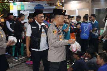Polres Sragen-Mahasiswa Unisra Bagikan Takjil untuk Jamaah Masjid Al-Falah
