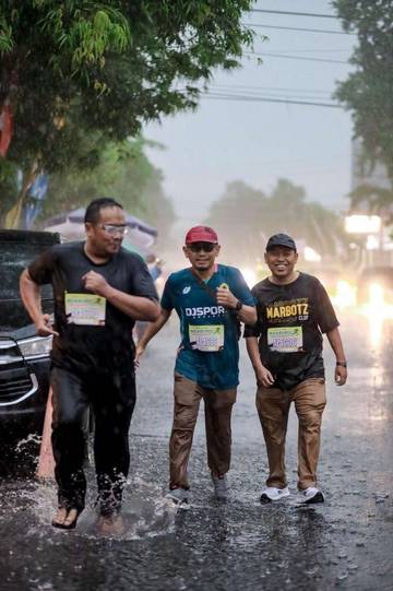 Tak Peduli Hujan, Ratusan Pelari Semangat Ikuti Run For Humanity 2025