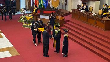 UNS Anugerahkan Penghargaan untuk Mentan di Dies Natalis ke-49