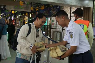 KAI Daop 6 Yogyakarta Bagikan 5700 Takjil Gratis ke Penumpang