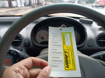 Benarkah Ganti Oli Mesin Mobil Wajib Ikuti Buku Manual?