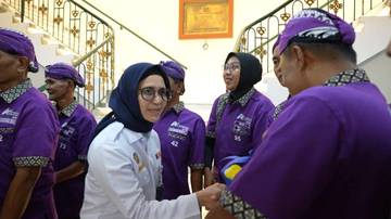 KAI Daop 6 Berbagi 250 Paket Sembako kepada Para Porter