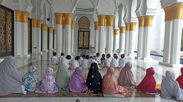 Mengakhirkan Salat Maghrib Karena Buka Bersama