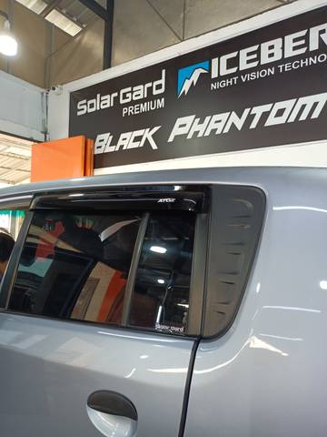 Poles Kaca Mobil Bikin Kaca Jadi Mudah Pecah?
